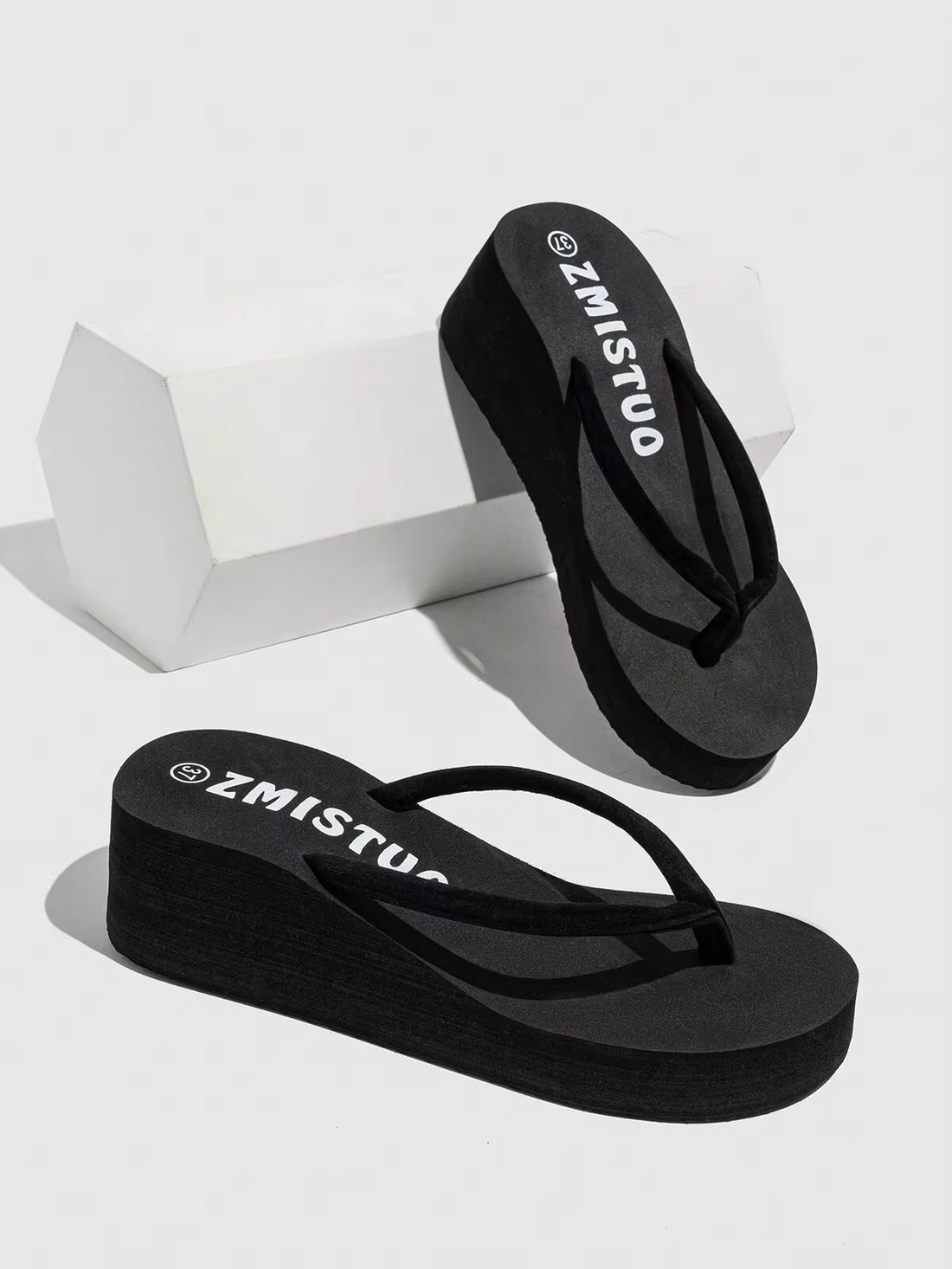 Women's Fashionable, Casual, Comfortable Black Color Flat Sole Slipper Sandals. Slip Resistant, Suitable For Indoor & Outdoor Use